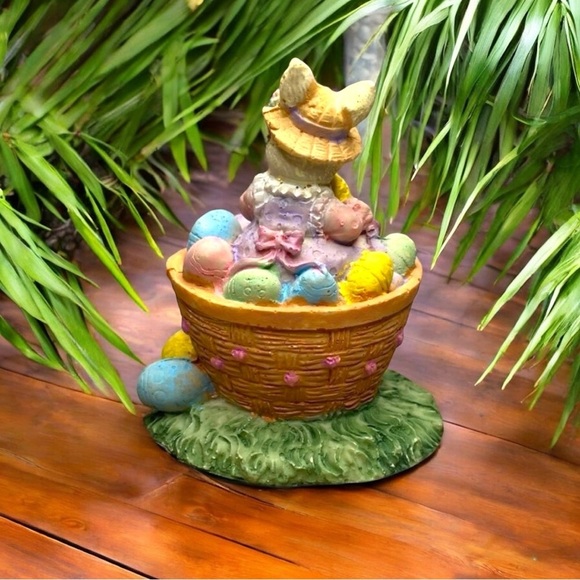 VINTAGE Easter Bunny Basket Figurine – Hidden Chick Compartment - Nostalgia - Picture 4 of 9